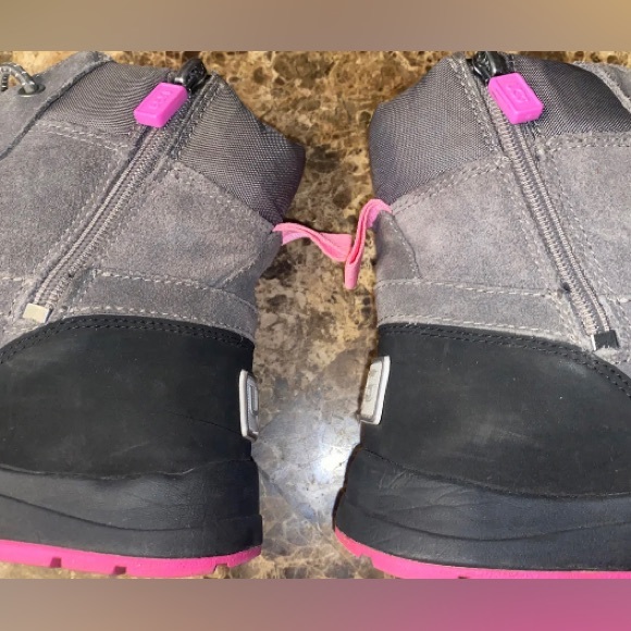GUC girls UGG Turlock weather boots size 4 - Picture 7 of 9